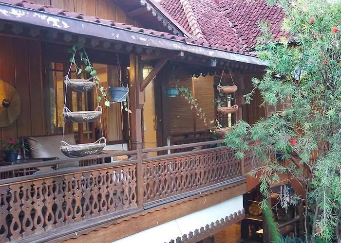Badjoeri Ethnic Wooden Homestay Bandung